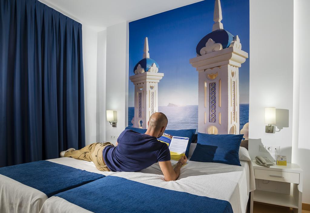 Hotel Avenida Бенидорм Стая снимка